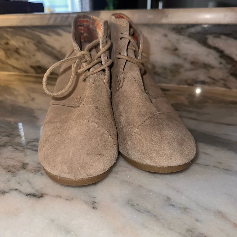 Toms Size 9 Women's Suede Wedge Lace Up Ankle Boots - Taupe‎